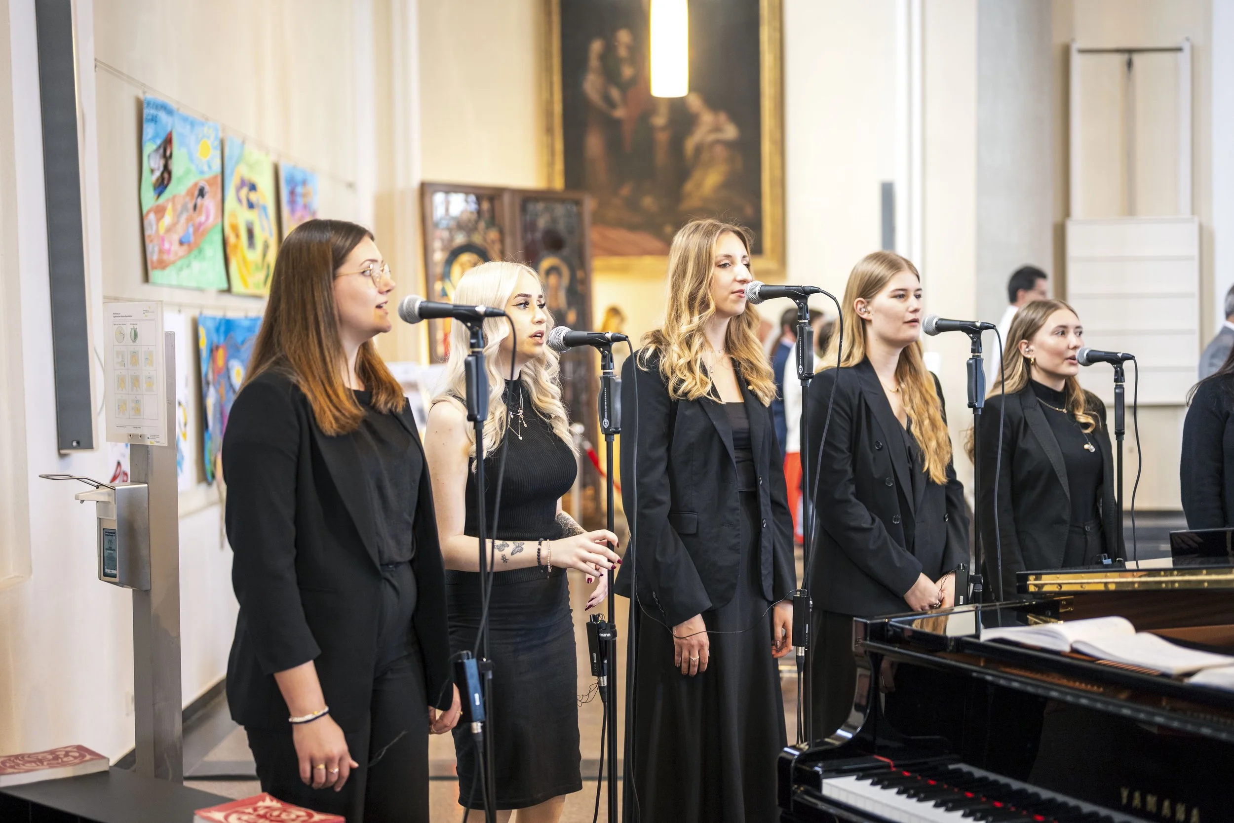 Sängerinnen von Modern Harmony gemeinsam am Klavier